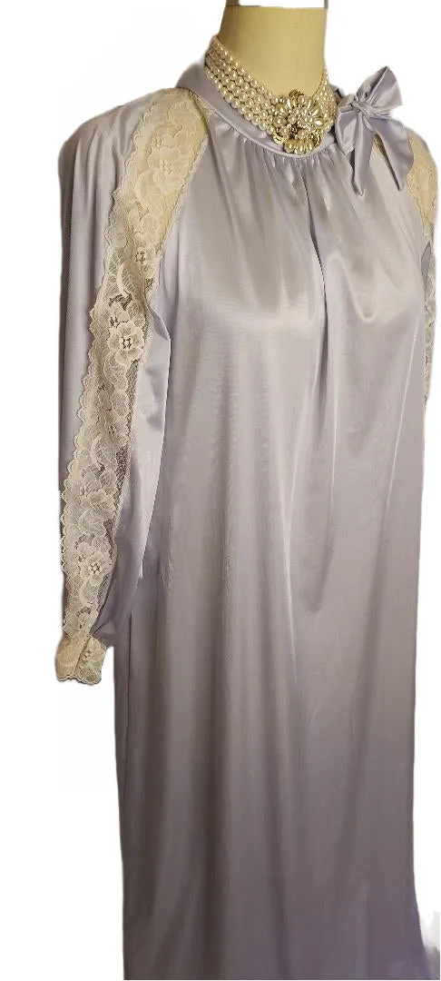 *  GLAMOROUS VINTAGE VICTORIAN-LOOK SANS SOUCI LACE HIGH NECK NIGHTGOWN DRESSING GOWN WITH BEAUTIFUL LACE SLEEVES