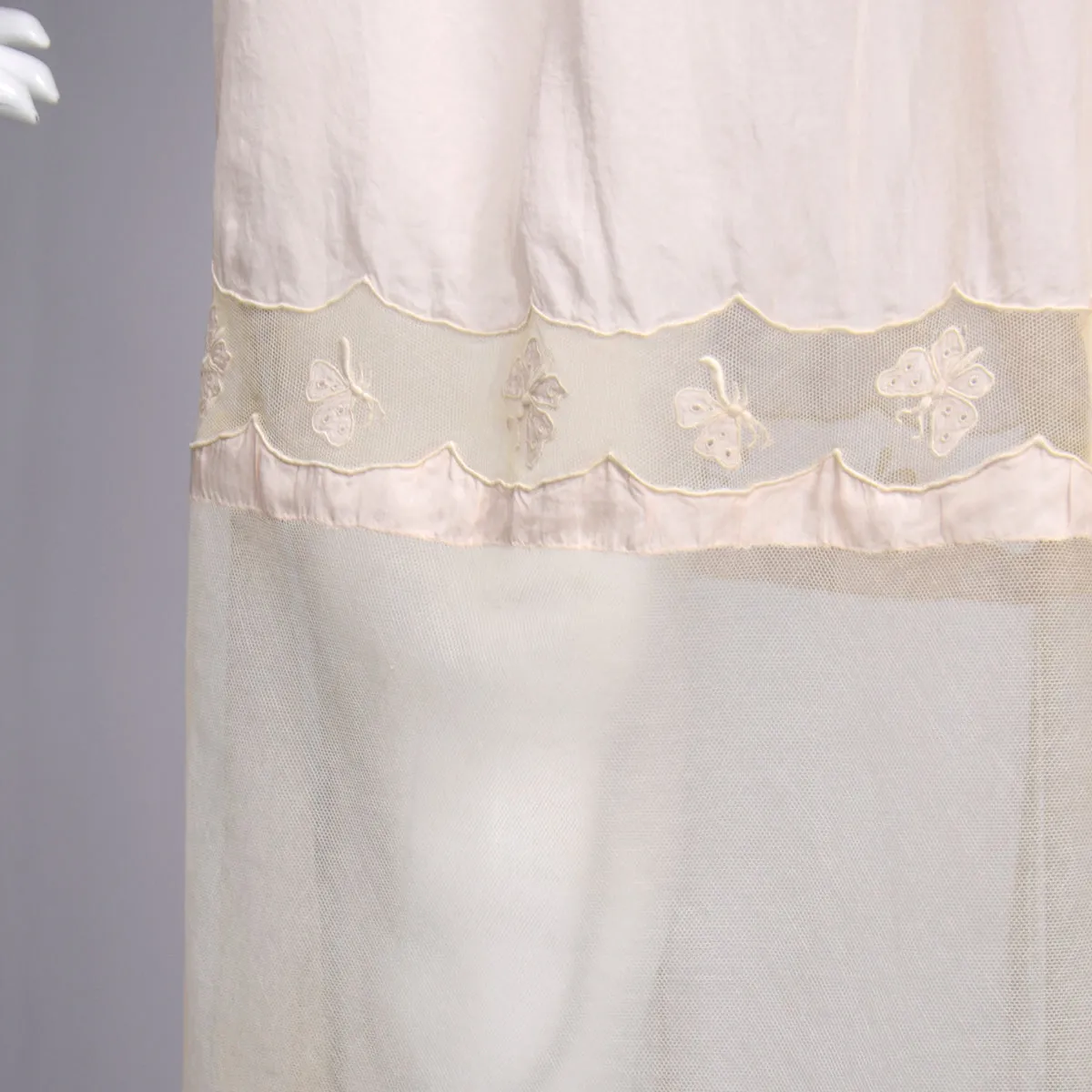 1920s Pale Pink Silk & Butterfly Lace Sleeveless Nightgown