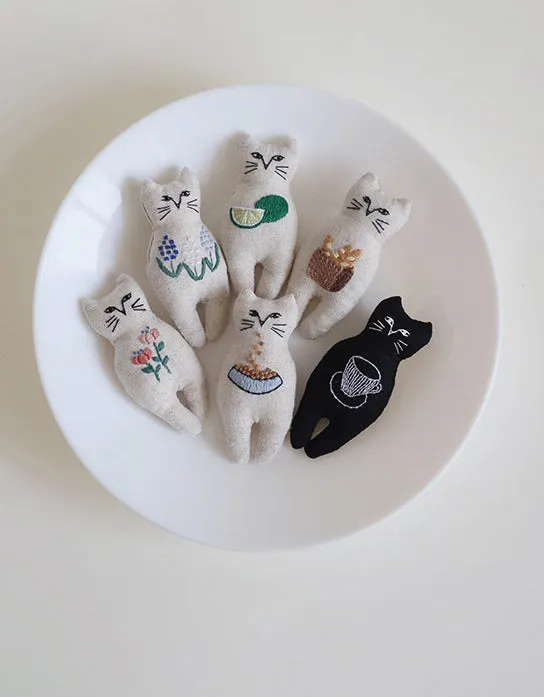 DIY Embroidery Cat Brooch Key Chain Pendant Gift (Including DIY materials)