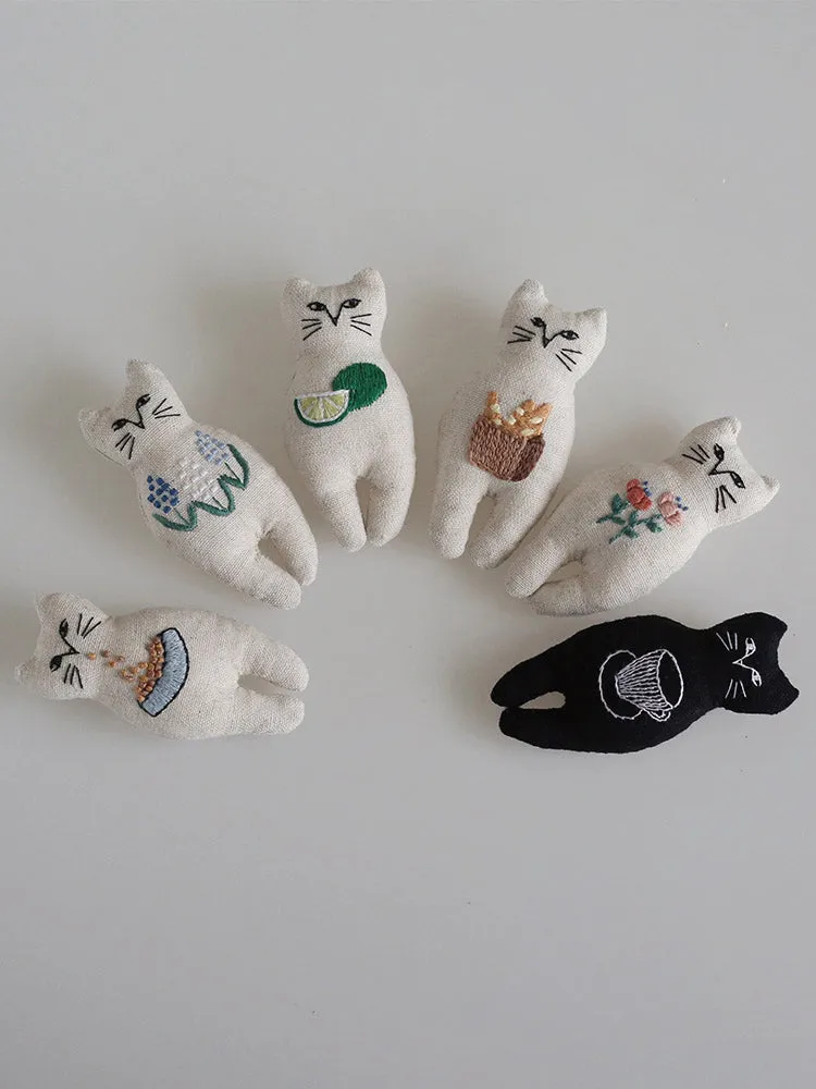 DIY Embroidery Cat Brooch Key Chain Pendant Gift (Including DIY materials)