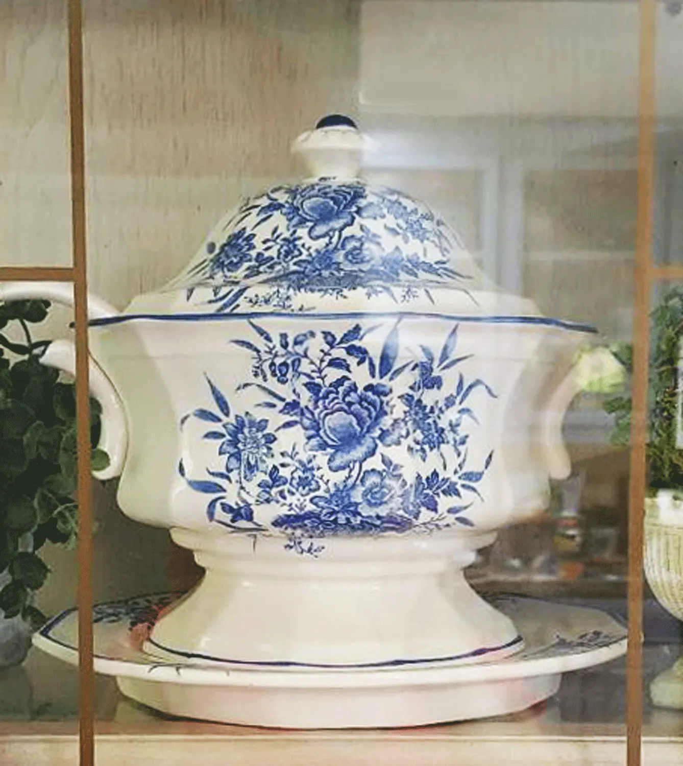 VINTAGE ELEGANT FRENCH COUNTRY BLUE TOILE 4-PIECE SOUP TUREEN, LID UNDER PLATE & LADLE