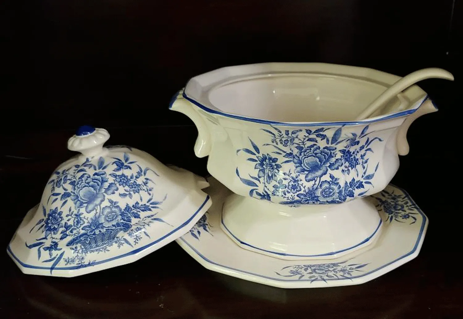 VINTAGE ELEGANT FRENCH COUNTRY BLUE TOILE 4-PIECE SOUP TUREEN, LID UNDER PLATE & LADLE