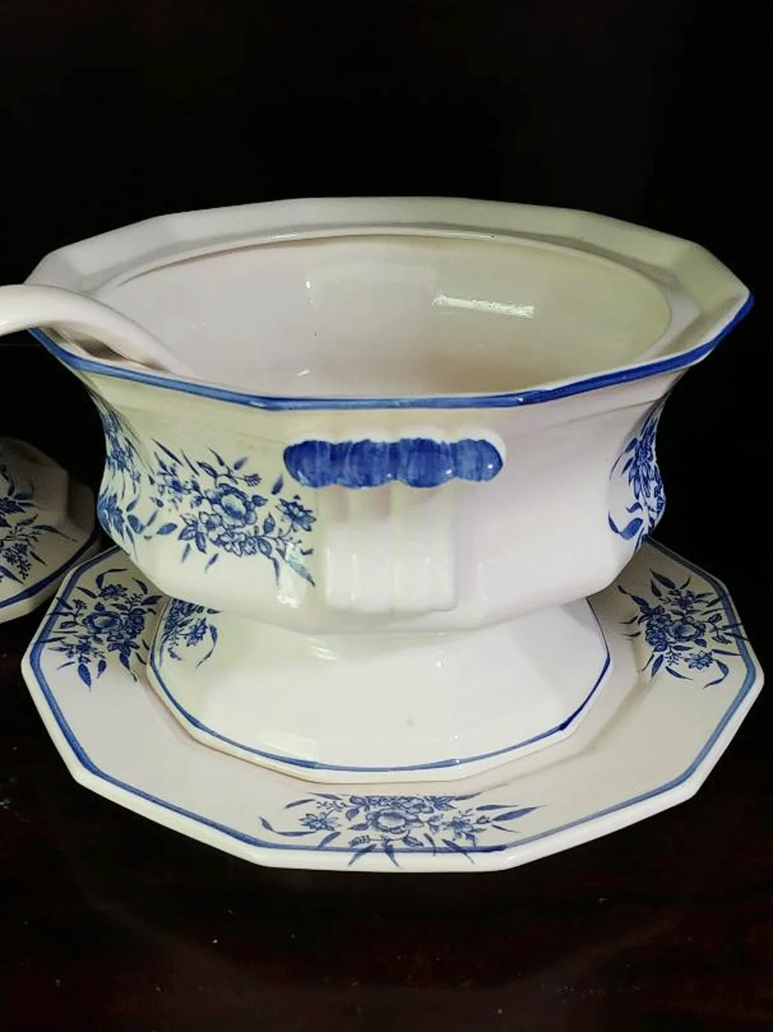 VINTAGE ELEGANT FRENCH COUNTRY BLUE TOILE 4-PIECE SOUP TUREEN, LID UNDER PLATE & LADLE