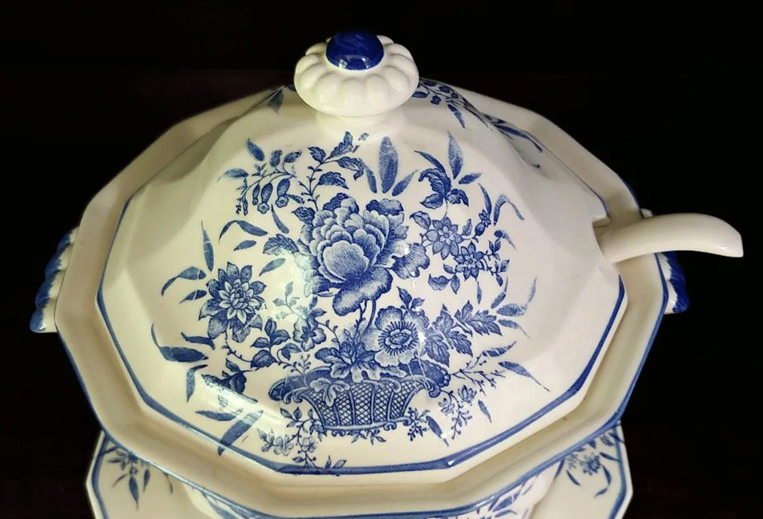 VINTAGE ELEGANT FRENCH COUNTRY BLUE TOILE 4-PIECE SOUP TUREEN, LID UNDER PLATE & LADLE