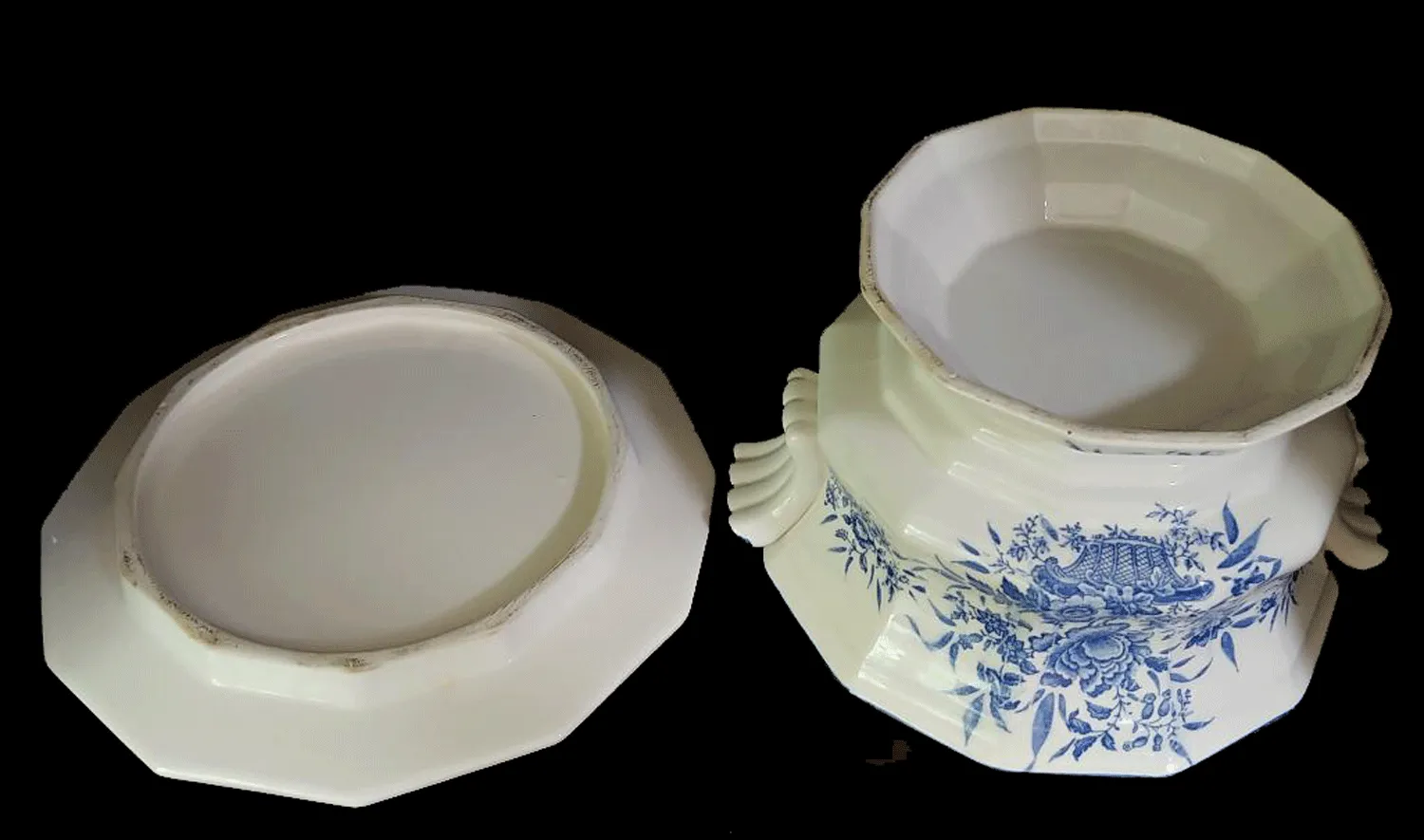 VINTAGE ELEGANT FRENCH COUNTRY BLUE TOILE 4-PIECE SOUP TUREEN, LID UNDER PLATE & LADLE