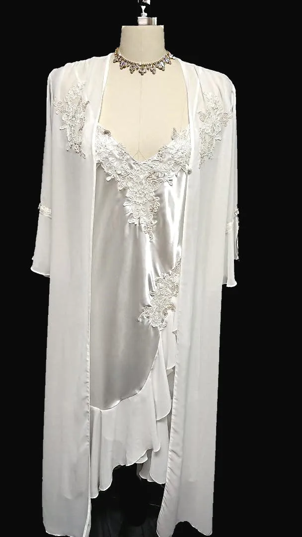 *VINTAGE GLAMOROUS BLOSSOM INTIMATES BRIDAL CHANTILLY LACE SATIN PEIGNOIR & NIGHTGOWN SET IN BRIDAL VEIL