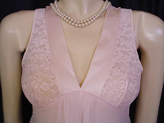 *VINTAGE SHADOWLINE DOUBLE NYLON & LACE PEIGNOIR & NIGHTGOWN SET IN ROMANCE